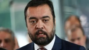PF cumpre mandados contra ex-governador Cláudio Castro e dono da Refit em megaoperação de sonegação fiscal