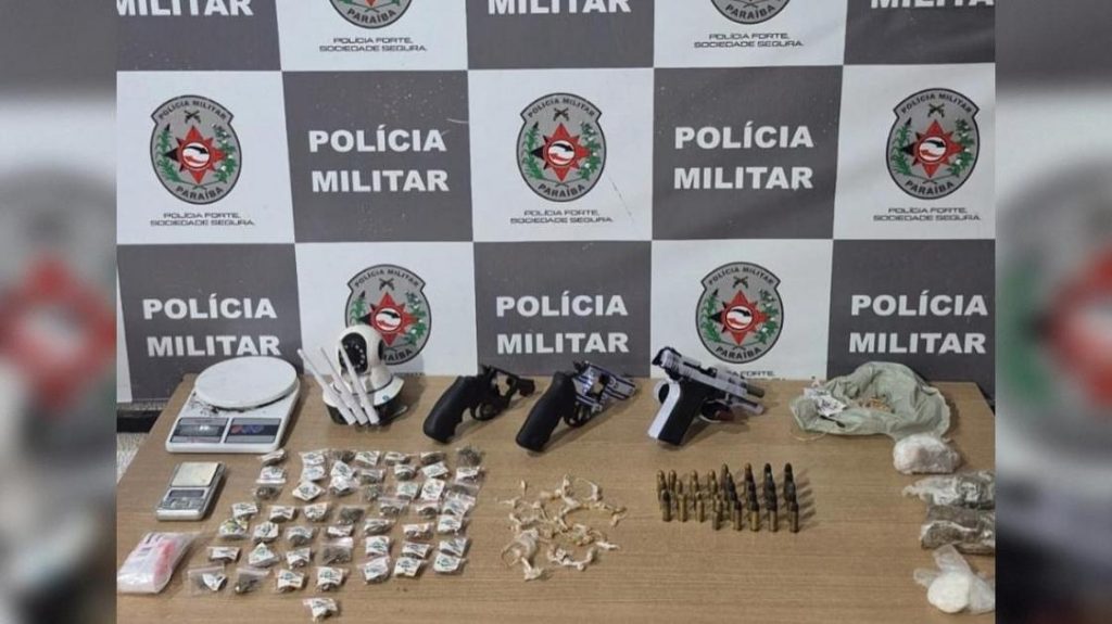 PM apreende arsenal com armas, drogas e munições em comunidade de João Pessoa