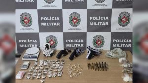 PM apreende arsenal com armas, drogas e munições em comunidade de João Pessoa