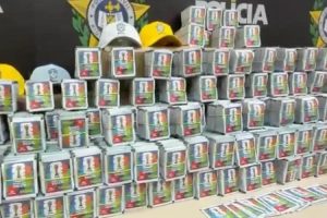 Polícia apreende 200 mil figurinhas piratas da Copa e camisas falsificadas da Seleção