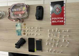 Polícia Militar apreende drogas e drone em residência em Cajazeiras; suspeita foge e abandona criança de 6 anos