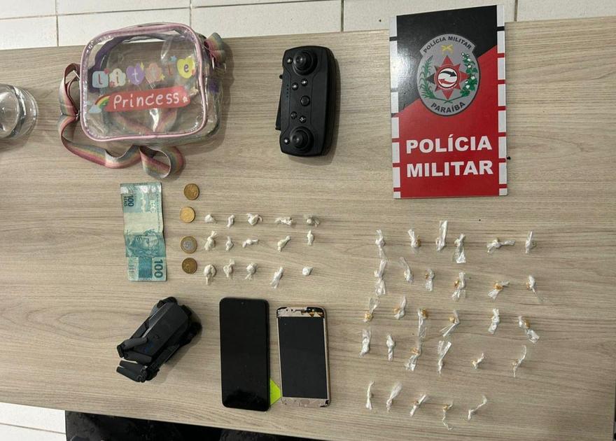 Polícia Militar apreende drogas e drone em residência em Cajazeiras; suspeita foge e abandona criança de 6 anos