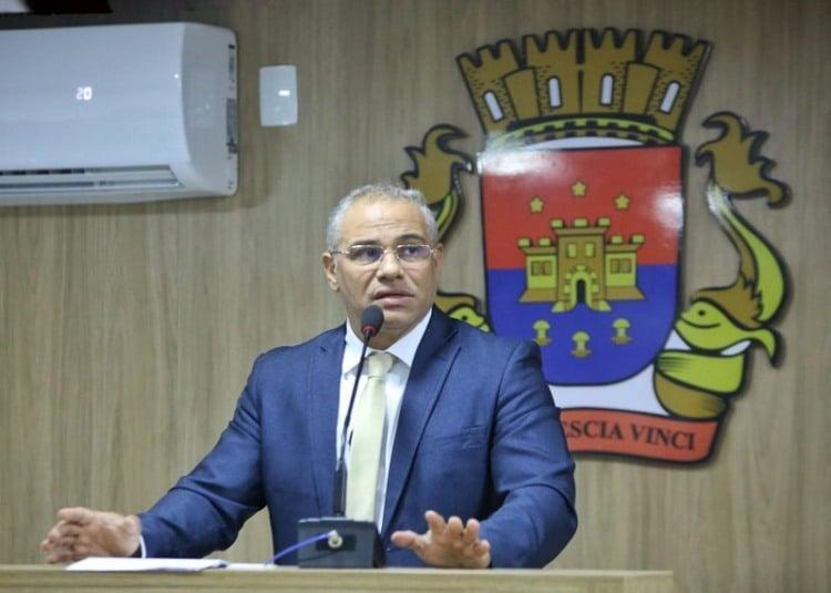 Prefeito interino de Cabedelo exonera todos os comissionados e dispensa funções gratificadas em primeiro decreto