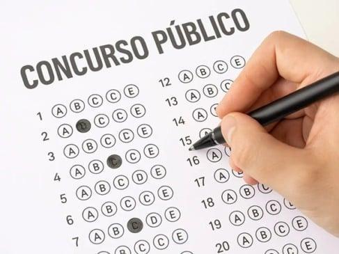 Prefeitura de Mãe D'Água abre concurso com 91 vagas e salários de até R$ 7,2 mil; inscrições começam em 26 de maio