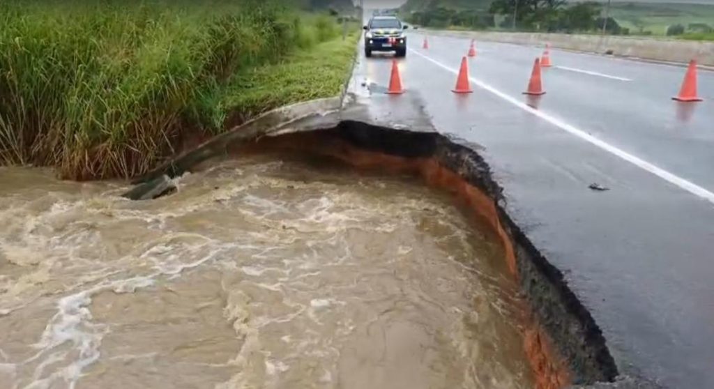 PRF interdita parcialmente a BR-101 em Santa Rita após cratera se abrir no asfalto