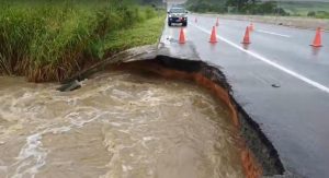PRF interdita parcialmente a BR-101 em Santa Rita após cratera se abrir no asfalto