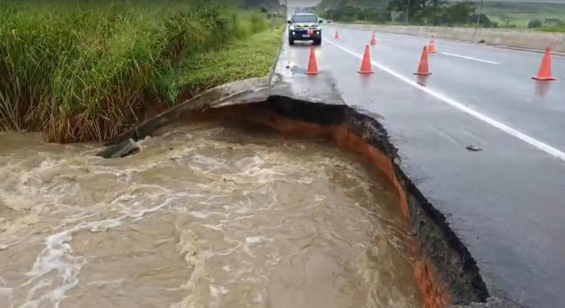 PRF interdita parcialmente a BR-101 em Santa Rita após cratera se abrir no asfalto