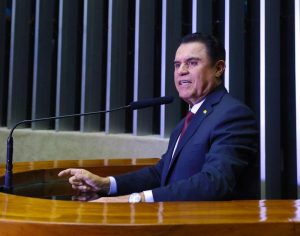Projeto de Wilson Santiago cria piso nacional para acompanhantes de autistas e pode impactar Salgado de São Félix