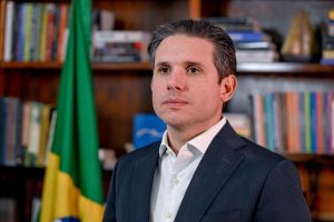 Reunião liderada por Hugo Motta avança acordo para jornada de 40 horas e dois dias de folga sem redução salarial