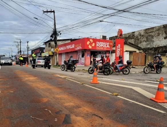 Semob realiza ação emergencial após derramamento de óleo na Avenida Mandacaru, entre Tambiá e Mandacaru