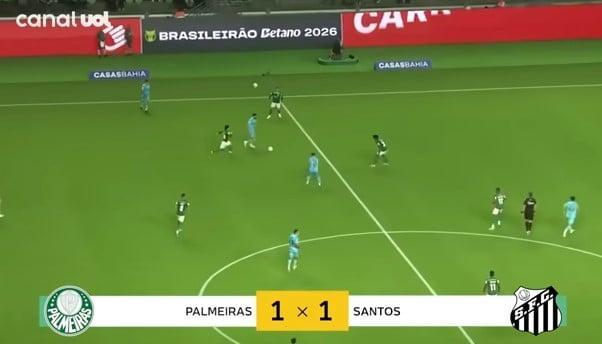 Torcedor fantasiado de Hulk quebra a perna ao invadir gramado em jogo do Palmeiras contra o Santos