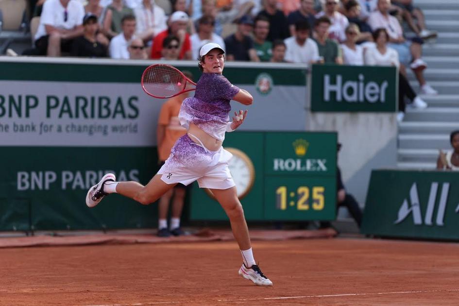 João Fonseca vence Casper Ruud e se torna o brasileiro mais jovem a alcançar as quartas de Roland Garros